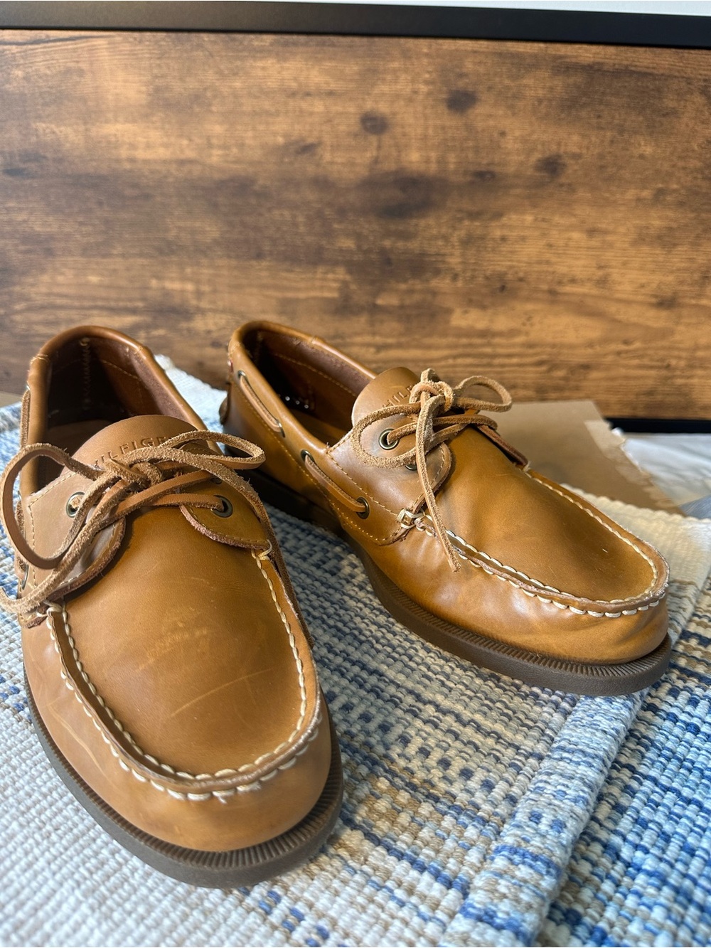 Tommy Hilfiger men 8 Tan Leather Boat Shoes Lace-Up Round Toe Rubber Sole